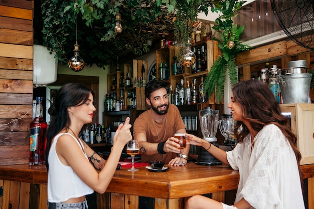 Tres amigos hablando en mesa