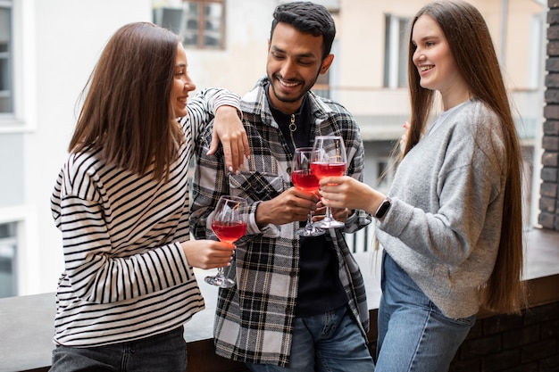 Tres amigos pasando un buen rato en una tertulia