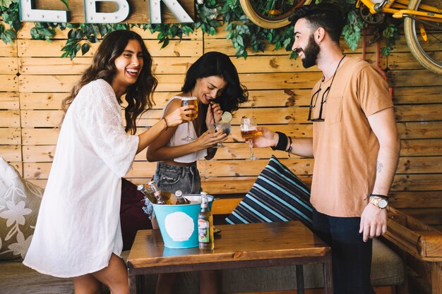 Tres amigos de pies con cerveza