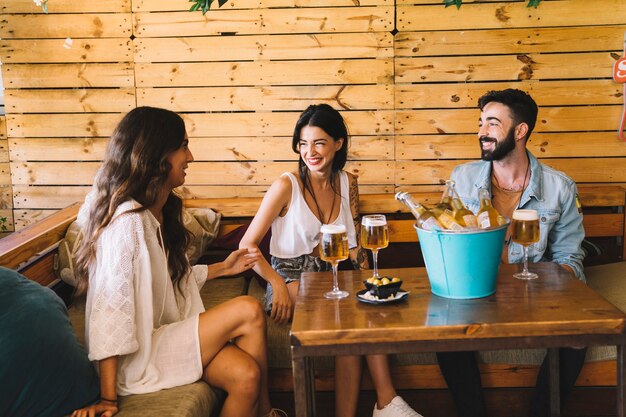 Tres amigos riendo en bar