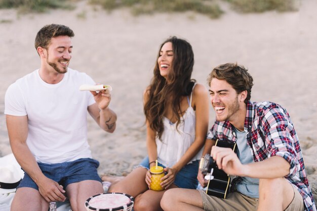 Tres amigos sonrientes en la playa