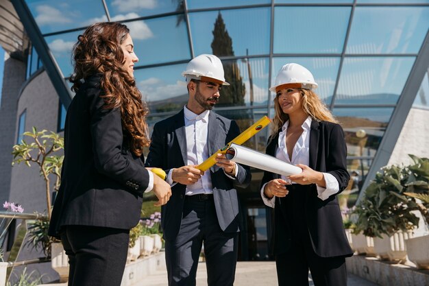 Tres arquitectos enfrente de edificio moderno