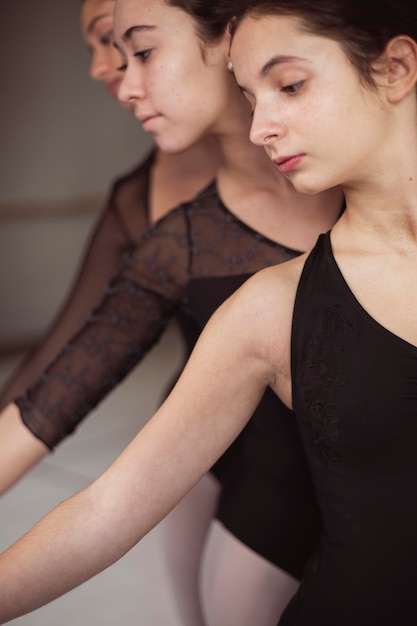 Foto gratuita tres bailarines de ballet profesionales en leotardos bailando juntos