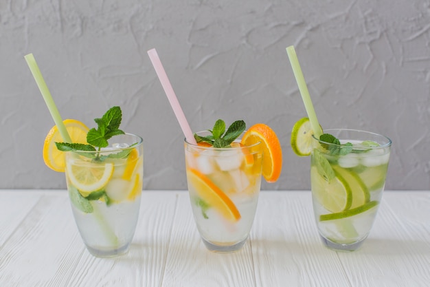 Foto gratuita tres bebidas refrescantes con frutas