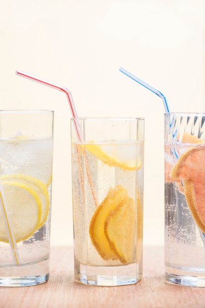 Tres bebidas refrescantes con pajitas