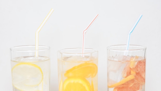 Foto gratuita tres bebidas refrescantes con pajitas