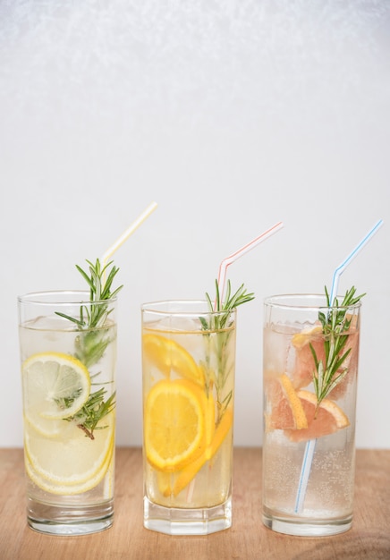 Tres bebidas refrescantes con pajitas