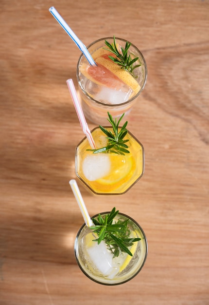 Tres bebidas refrescantes con pajitas