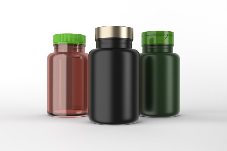 Tres botellas de suplementos de diferentes colores en fila