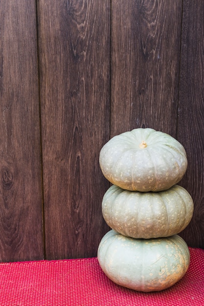 Foto gratuita tres calabazas grandes en mesa