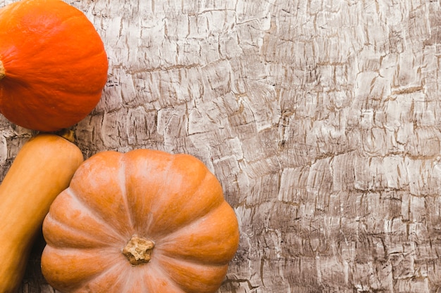 Tres calabazas en la mesa