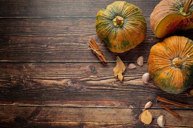 Tres calabazas puestas sobre piso de madera