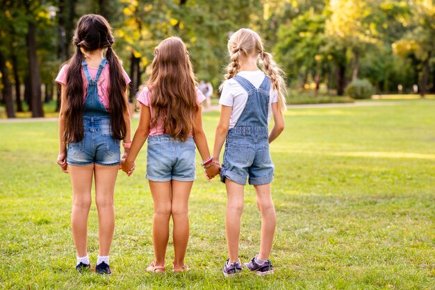 Tres chicas caminando lejos backview