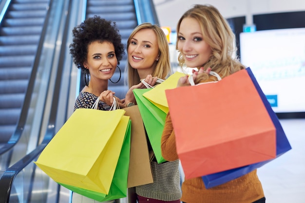 Tres chicas en el centro comercial