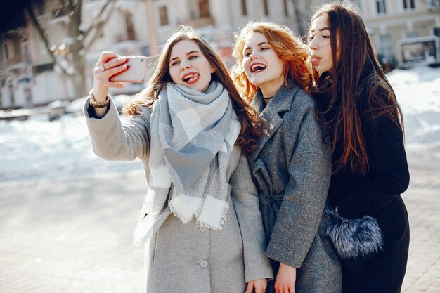 tres chicas guapas en una ciudad de invierno