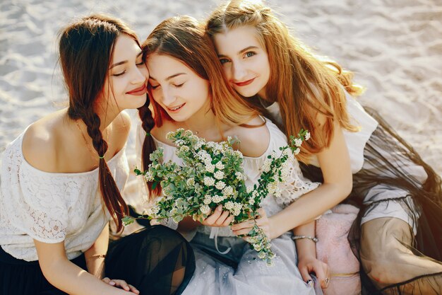 Tres chicas guapas en un parque de verano