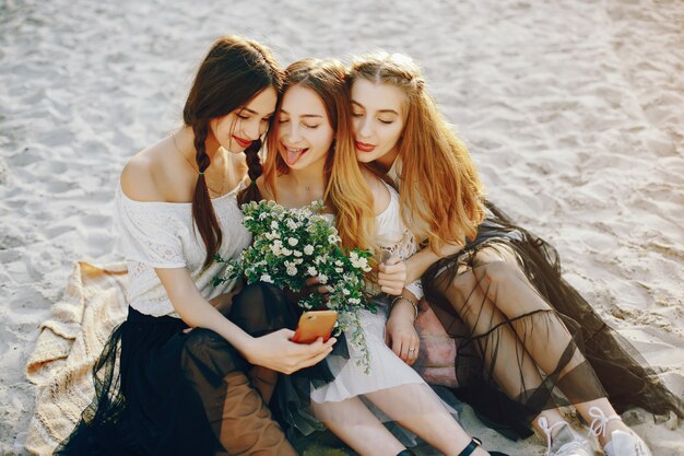 Tres chicas guapas en un parque de verano