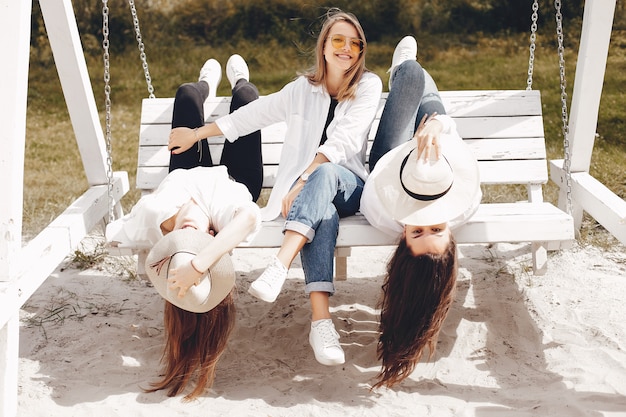 Tres chicas guapas en un parque de verano