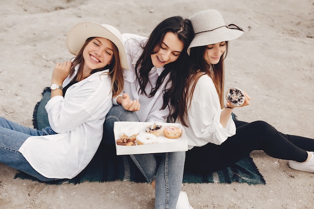 Tres chicas guapas en un parque de verano