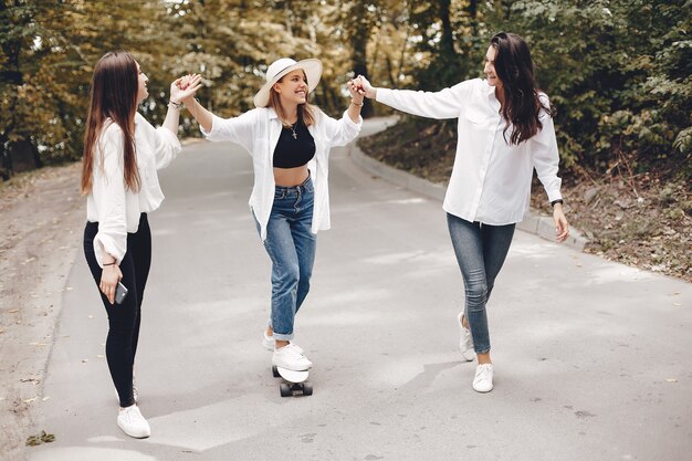 Tres chicas guapas en un parque de verano