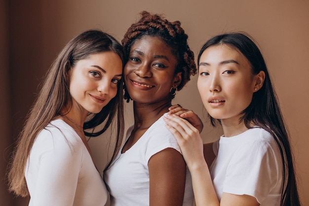 Tres chicas multiculturales juntas.