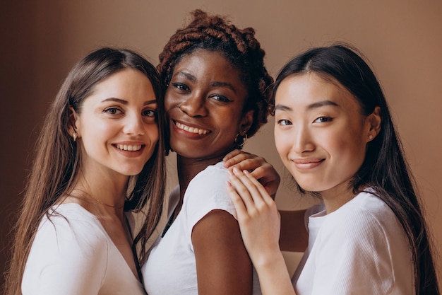 Tres chicas multiculturales juntas.