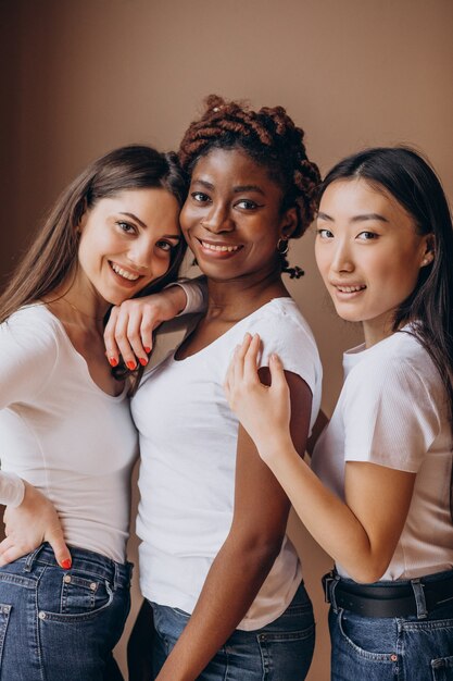 Tres chicas multiculturales juntas.