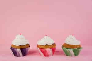 Foto gratuita tres cupcakes para cumpleaños con copyspace