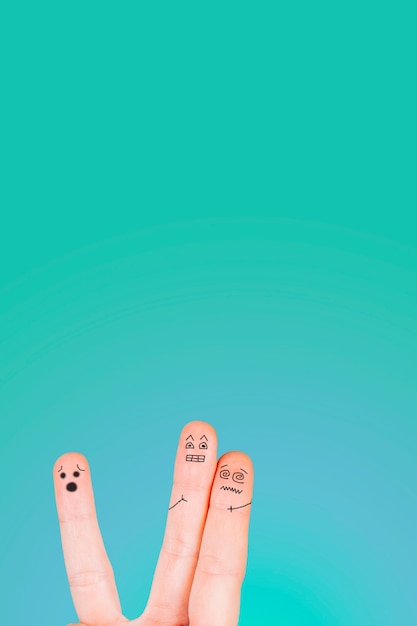 Tres dedos con caras divertidas