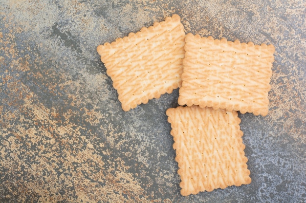 Tres deliciosas galletas sobre fondo de mármol. Foto de alta calidad