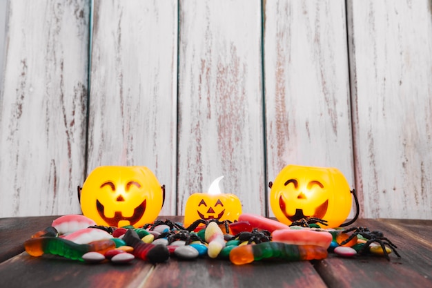 Foto gratuita tres divertidos jack-o-linterna juguetes