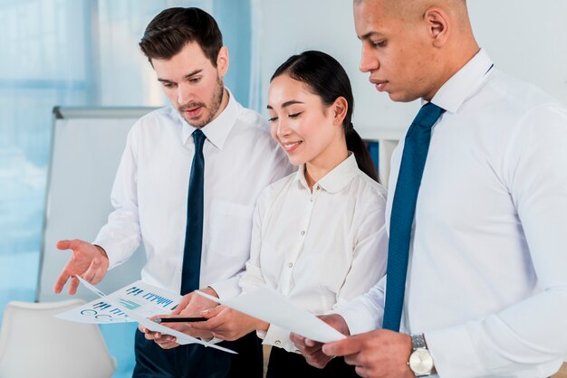 Tres ejecutivos de negocios discutiendo el plan de negocios en la oficina