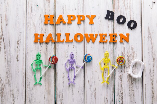 Tres esqueletos y Feliz Halloween superscription