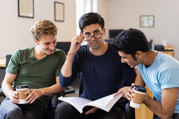 Tres estudiantes positivos que estudian juntos y beben