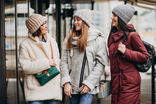 Tres estudiantes en traje de invierno en la calle