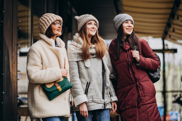 Tres estudiantes en traje de invierno en la calle