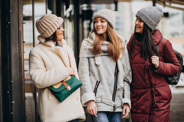 Tres estudiantes en traje de invierno en la calle