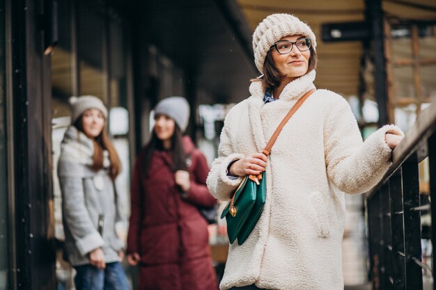 Tres estudiantes en traje de invierno en la calle