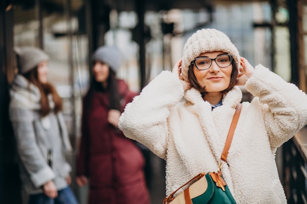 Tres estudiantes en traje de invierno en la calle