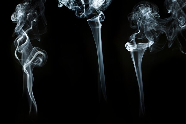 Tres formas onduladas de humo