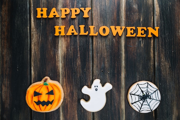 Foto gratuita tres galleta de halloween y el subtítulo feliz de halloween