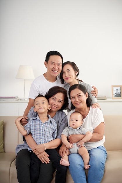 Tres generaciones de familia asiática