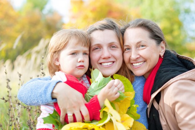 tres generaciones mujeres en otoño