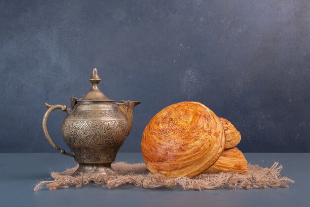 Tres gogals con copa antigua sobre tela marrón.