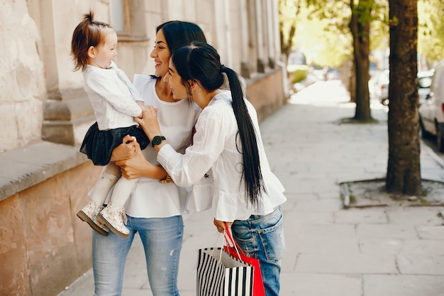 Foto gratuita tres hermanas en una ciudad