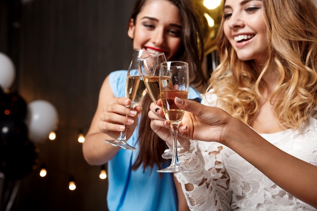 Tres hermosas chicas descansando en la fiesta.