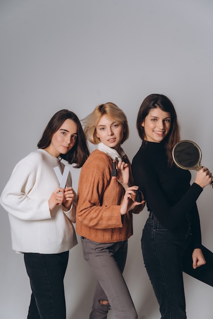 Tres hermosas chicas jóvenes posando para la cámara