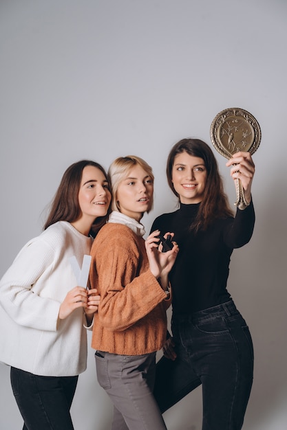 Tres hermosas chicas jóvenes posando para la cámara