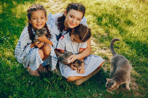 tres hermosas y lindas chicas en vestidos azules con hermosos peinados y maquillaje sentado