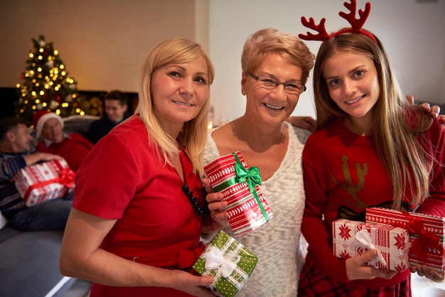 Tres hermosas mujeres en una foto